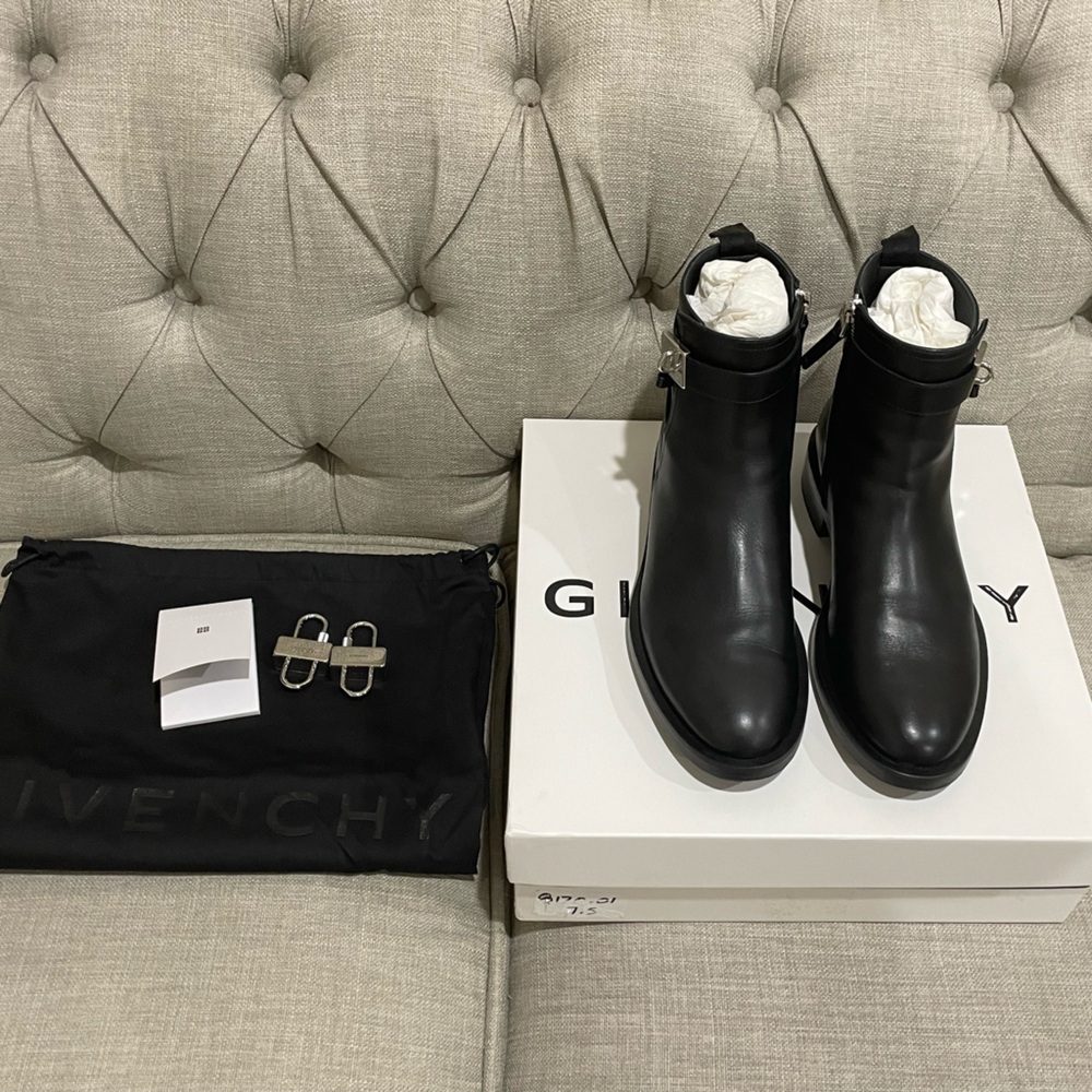 Givenchy Lock Ankle Boots in black leather size 37.5